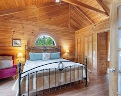 Entire House / Apartment Romantic Get Away - Branson Bear Log Cabin - Pet Friendly (Ridgedale, USA)