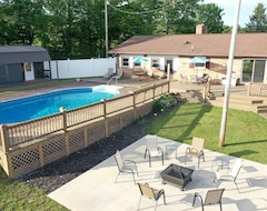 Entire House / Apartment Sweet Retreat! Pool-side Mountain View And Spa. (Marion, USA)