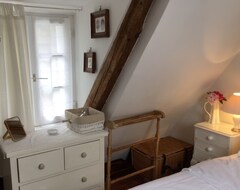 Cijela kuća/apartman Pretty Canal Side One Bed Cottage Close Old Village In The Centre Of Brittany (Gouarec, Francuska)