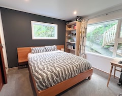 Entire House / Apartment Seatoun View - 4 Bed, 2 Bath With Spa Overlooking Seatoun And Wellington Harbour (Wellington, New Zealand)