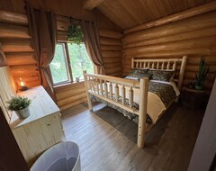 Toàn bộ căn nhà/căn hộ Retreat To The Mountains At Rock Lake Earth Lodge & 4 Cabins (Rock Lake, Canada)