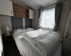 Kampiranje 6 Berth Caravan With Stunning Sea Views And Decking To Relax On, Ref 32048az (Lowestoft, Ujedinjeno Kraljevstvo)