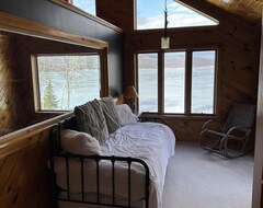 Khách sạn Lakefront -  Adirondack Home On Chazy Lake, Ny, Private Beach Front (Plattsburgh, Hoa Kỳ)