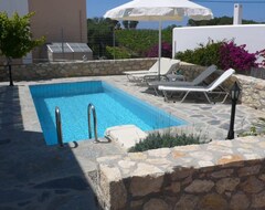Koko talo/asunto Stylish Detached Villa, Private Pool, Roof Terrace, Sea View, Coast Nw (Loutro, Kreikka)