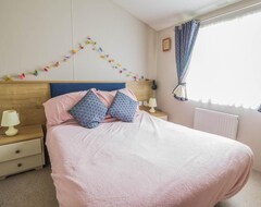 Hotel Stunning Lodge Boasting Lake Views At Weely Bridge Holiday Park Ref 69005l (Clacton-on-Sea, Storbritannien)