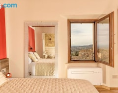 Pansiyon Palazzo Falcinelli Luxury Room in Montepulciano Air Conditioning and Elevator (Montepulciano, İtalya)
