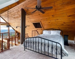 Entire House / Apartment Mountaintop Chalet W Amazing Views, Deck, & Wifi! (Romney, USA)