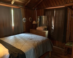 Entire House / Apartment Lightkeepers Vintage Cabin 8 (Port Hope, USA)