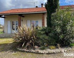 Hele huset/lejligheden Maison Chaleureuse Avec Un Grand Jardin Verdoyant (Bourgougnague, Frankrig)