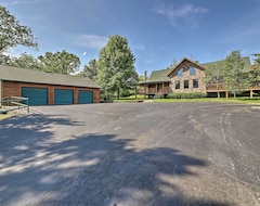 Hele huset/lejligheden New! Berryville Cabin W/ Wraparound Deck + 7 Acres (Berryville, USA)