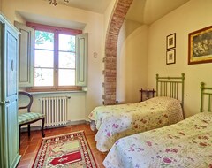 Casa/apartamento entero Villa In Sinalunga With 4 Bedrooms Sleeps 8 (Sinalunga, Italia)