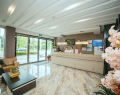 Hotel Golden Lion 100 Supermarket  (Yangzhou Nantong West Road) (Yangzhou, China)