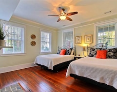 Tüm Ev/Apart Daire Wonderful Historic Home Sleeps 18 | 6 Beds, 7 Baths, Walk Everywhere (Savannah, ABD)