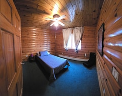 Entire House / Apartment Gorgeous 4 Bedroom Large Log Cabin With A Pond View And 40 Private Acres! (Omer, USA)