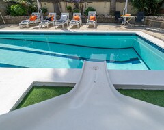 Hotel Malgrat Lux, 280 M2 House With Swimming Pool, Tennis Court And Large Playground For Children (Malgrat de Mar, Spain)