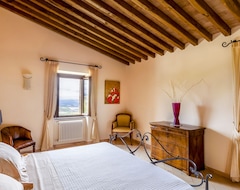 Toàn bộ căn nhà/căn hộ Bisenzio Tower - Eight Bedroom Villa, Sleeps 16 (Allerona, Ý)