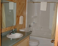Entire House / Apartment Lakeside Deluxe 3 Bedroom Cottage - Sioux Narrows (Sioux Narrows, Canada)