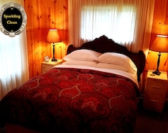 Entire House / Apartment Copper Fox Lodge - Romantic Winter Getaway, Au Sable Riverside Log Cabin (Luzerne, USA)