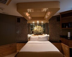Hotel Champagne Lodge and Luxury Suites (Darien, USA)