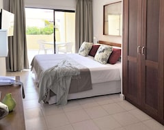 Hotelli Ramada Residences By Wyndham Tenerife Costa Adeje (Playa de las Américas, Espanja)