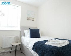 Toàn bộ căn nhà/căn hộ Perfect For Contractors, Families, Private Parking, Spacious 4 Bedrooms (Wootton Bassett, Vương quốc Anh)