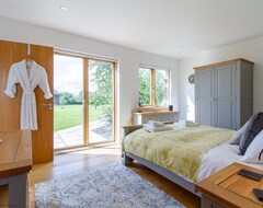 Cijela kuća/apartman Luxurious Lakeside Living: Kingfisher Lodge - A Modern Haven In Cotswold (Cricklade, Ujedinjeno Kraljevstvo)