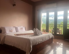 Khách sạn Happy Riverside Mountain View Hotel (Vang Vieng, Lào)