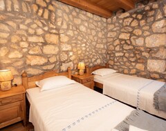 Toàn bộ căn nhà/căn hộ Villa Lazini Dvori - Two Bedroom Stone House Villa With Private Pool (Lećevica, Croatia)