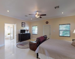 Entire House / Apartment Savhaven - 4 Bed, 4 Bath, Sleeps 10 (2 Minutes Away From Spotts Beach) (Savannah, Cayman Islands)