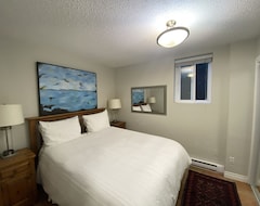 Toàn bộ căn nhà/căn hộ Tastefully Decorated 2 Br - Fully Furnished - Suite! (Vancouver, Canada)