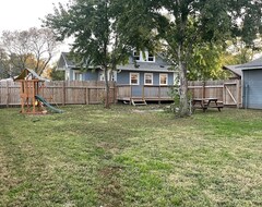 Toàn bộ căn nhà/căn hộ Newly Remodeled And Updated Home In Abliene Ks. Great For Get Togethers! (Abilene, Hoa Kỳ)