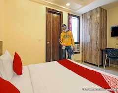Khách sạn Oyo Flagship 86242 Aum Hotel (Nainital, Ấn Độ)