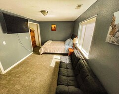 Toàn bộ căn nhà/căn hộ Secluded And Updated Cozy Log Cabin (Florissant, Hoa Kỳ)
