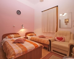 Otel Room Dragica 1646 (Pula, Hırvatistan)