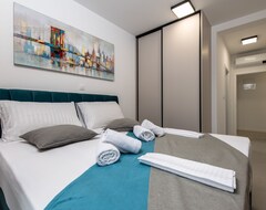 Hele huset/lejligheden Three-bedroom Apartment With Pool (Novalja, Kroatien)