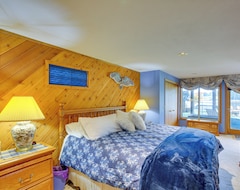 Entire House / Apartment Lakefront Cadillac Retreat W/ Sauna + Boating! (McBain, USA)