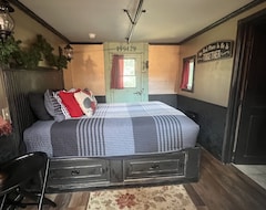 Toàn bộ căn nhà/căn hộ Caboose Suite Sleeps 2-3 (queen Bed And Single Hide-a-bed). (Cascade, Hoa Kỳ)