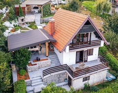 Hele huset/lejligheden This Beautiful Vacation Home Is Located On A Small Hill By The River Mreznica. (Donji Vidovec, Kroatien)
