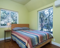 Hotel Brand New Guesthouse With Riverfront Patio (Portland, USA)