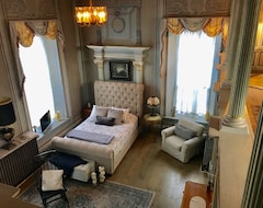Hele huset/lejligheden Enormous Room In A Gorgeous Historic Mansion (Plattsburgh, USA)