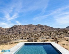 Casa/apartamento entero Chicory By Avantstay Modern Desert Retreat W Hot Tub (Joshua Tree, EE. UU.)