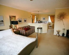 Bed & Breakfast Hemingway's By the Sea (Victoria, Canada)