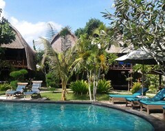 Hotel Nanuks Bungalows (Jungut Batu Beach, Indonesia)