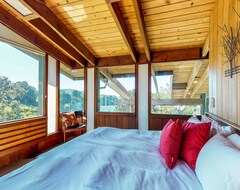 Khách sạn Oceanfront Stunner W/ Deck, Veranda & Incredible Views - Close To Beaches! (Elk, Hoa Kỳ)