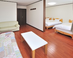 Hotel Lodge B&W (Yuzawa, Japan)