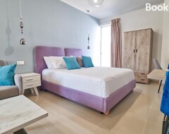Hotelli Epipleon Luxury Suites -104- Domatio 35tm Me Beranta 35tm Mprosta Ste Thalassa (Nafpaktos, Kreikka)