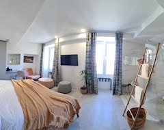 Hotel Le Petit Trianon Et Le Charme Des Suites (Niza, Francia)