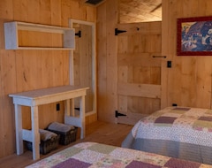 Toàn bộ căn nhà/căn hộ Unique 3 Bedroom Barn With A Fireplace And Pond (Lower Burrell, Hoa Kỳ)