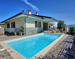 Toàn bộ căn nhà/căn hộ Pretty villa with private pool and gardens located within a traditional village (Stia, Ý)