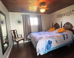 Cijela kuća/apartman Huron Waterfront Cottage 6 Bedrooms 2/baths With Hot Tub And Any Pets Maximum 2. (Kinloss, Kanada)